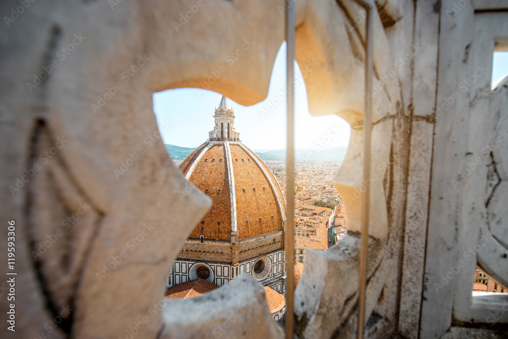 Fototapeta premium Zobacz przez gotyckie okno rose na Duomo cathdral we Florencji
