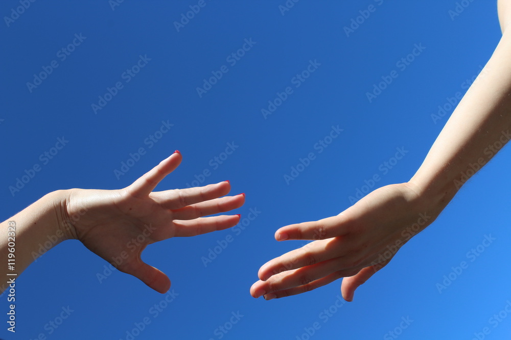 Eine Hand greift nach der anderen