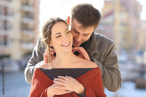 Foto Man putting a blank jewel to his girlfriend