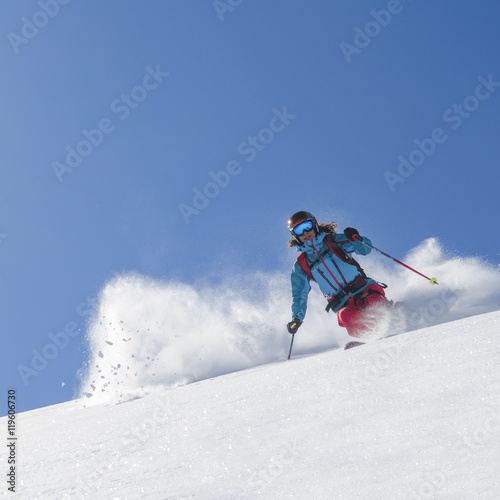 Skifahrerin in traumhaftem Pulverschnee