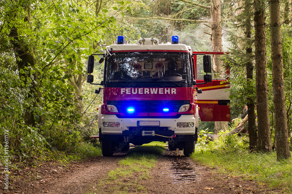 Löschfahrzeug der Feuerwehr im Wald