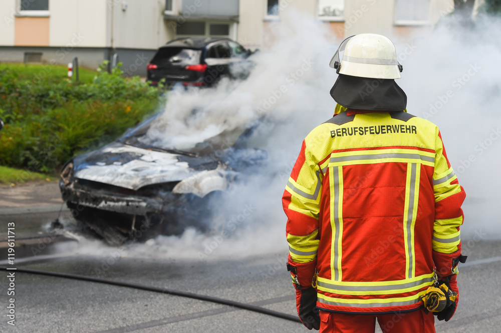 Fototapeta premium PKW Brand - Fahrzeug in Flammen