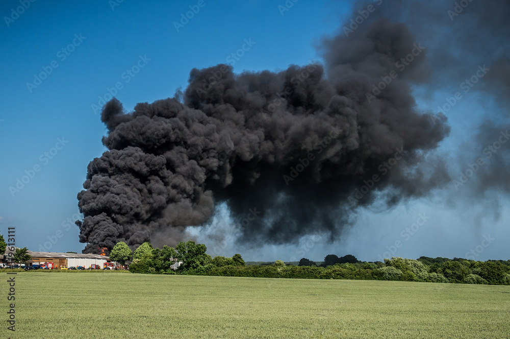 Fototapeta premium Großbrand - schwarze Rauchwolke