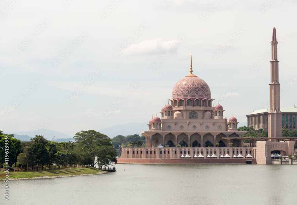 Obraz premium Putra Mosque (Masjid Putra) at Putrajaya Malaysia