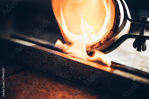 Obraz na plátně Molding metal from a crucible