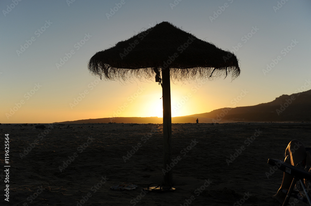 Atardecer con sombrilla en la playa de Bolonia, playas de Tarifa, costa de  Cádiz, España Stock Photo | Adobe Stock