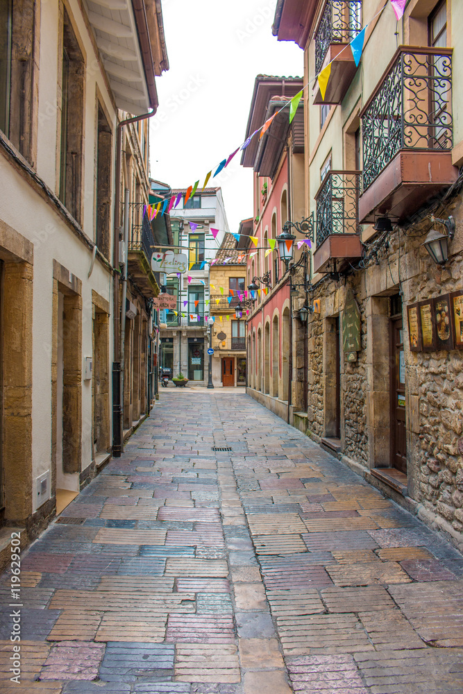 Fototapeta premium Śródziemnomorska aleja w Avilés Asturias (Asturias), Hiszpania