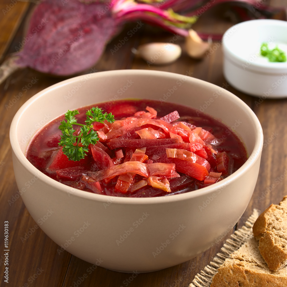 Vegetarische Borschtsch Suppe, zubereitet aus rote Bete, Kohl, Karotte, Kartoffeln, Zwiebel und Selleriestange, fotografiert mit natürlichem Licht (Selektiver Fokus, Fokus in die Mitte der Suppe) Vegetarische Borschtsch Suppe, zubereitet aus rote Bete, Kohl, Karotte, Kartoffeln, Zwiebel und Selleriestange, fotografiert mit natürlichem Licht (Selektiver Fokus, Fokus in die Mitte der Suppe)