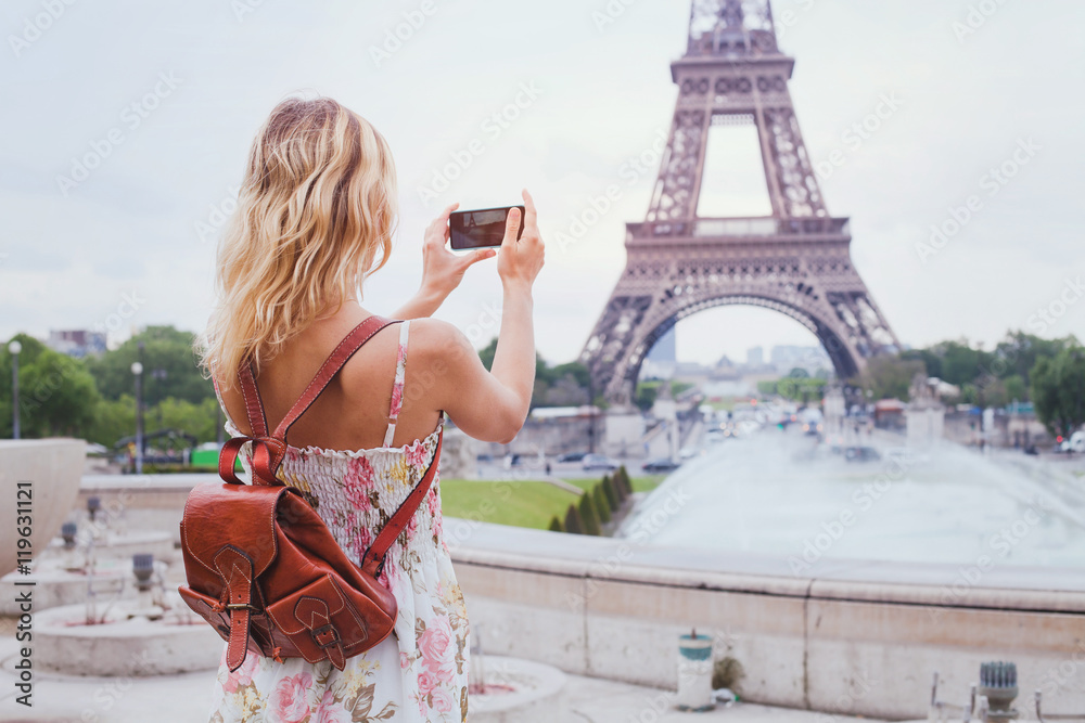 Naklejka premium turysta robiący zdjęcie wieży Eiffla w Paryżu aparatem kompaktowym lub smartfonem, podróżuje po Europie