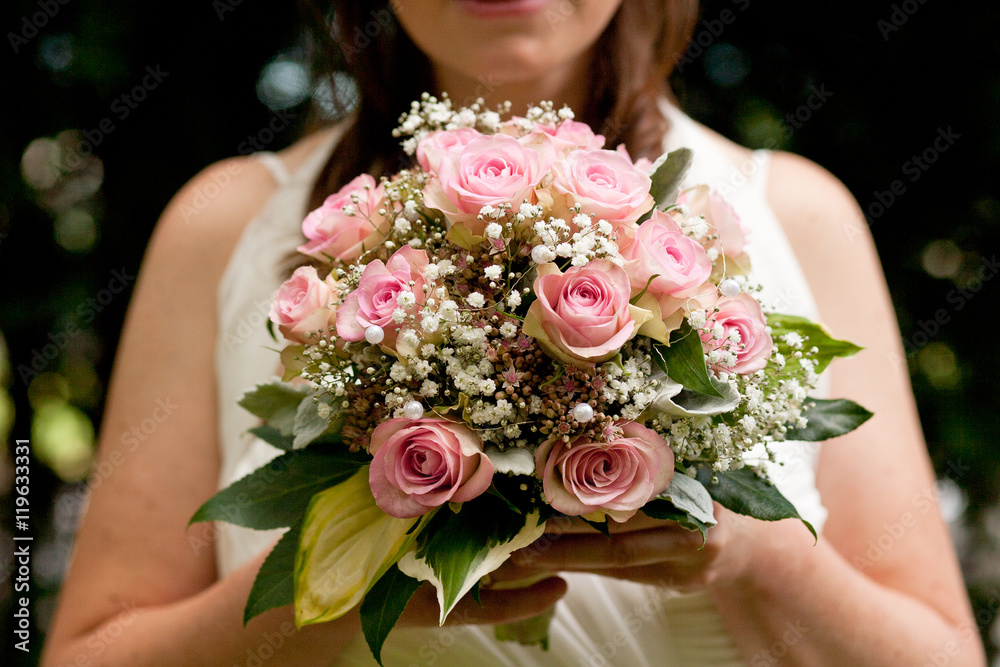 Naklejka premium Braut mit Brautstrauß, frontal