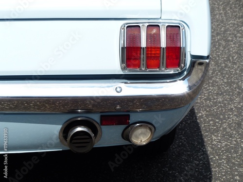 Amerikanischer Sportwagen der Sechziger Jahre in Babyblau mit roten Rückleuchten im Sonnenschein beim Oldtimertreffen Golden Oldies in Wettenberg Krofdorf-Gleiberg bei Gießen in Hessen