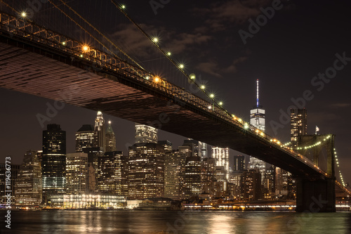 Fototapeta Naklejka Na Ścianę i Meble -  The downtown Manhattan skyline and the Brooklyn Bridge at night