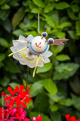 Fototapeta Naklejka Na Ścianę i Meble -  wooden bumble bee hanging decoration