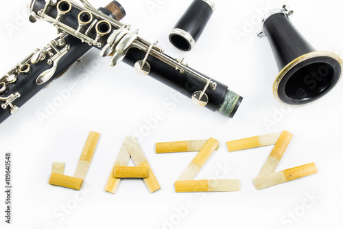 кларнет и надпись джаз
