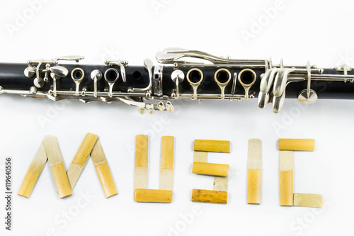 кларнет и надпись музыка