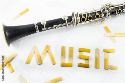 кларнет и надпись музыка