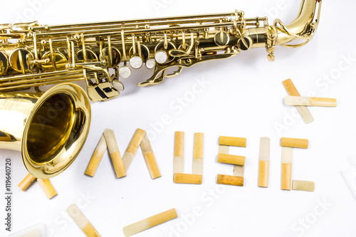 саксофон и надпись музыка