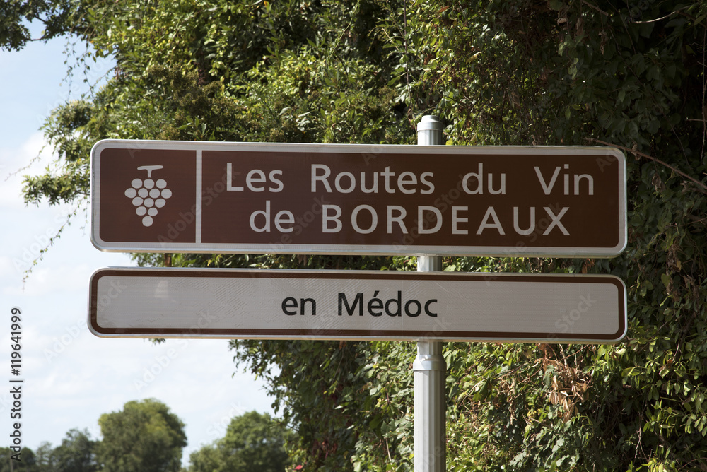 Ταπετσαρία Medoc Bordeaux France - August 2016 - Wine route sign for motorists