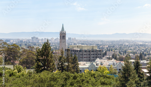 Fotografie Berkeley University with clock tower and city view.