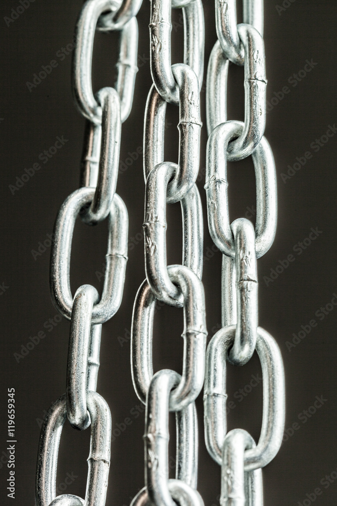 Obraz premium Strong chain black background