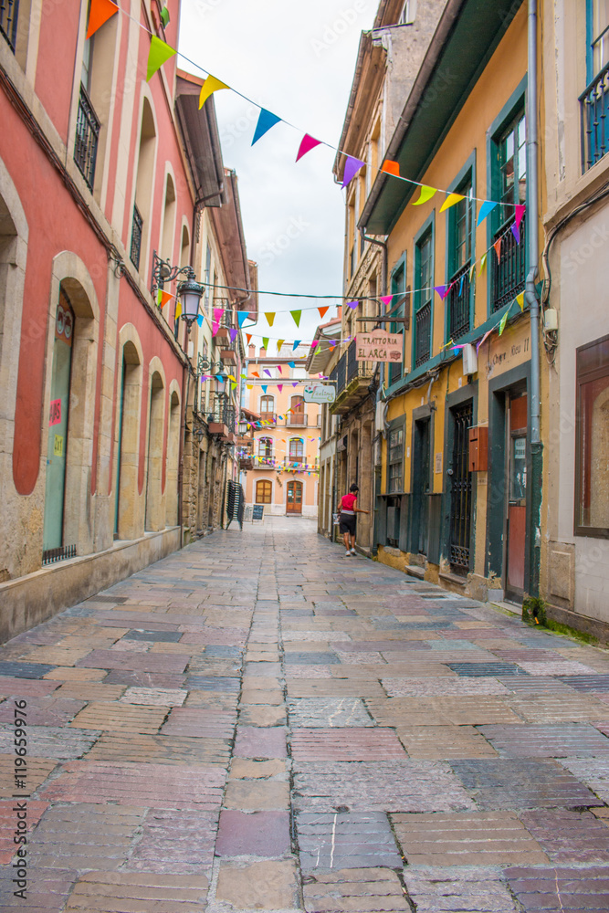 Naklejka premium Mediterrane Gasse in Avilés Asturien (Asturias) Spanien