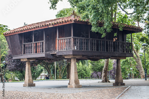 Tableau sur toile Hórreo Speicher Getreidespeicher de en Avilés Asturien (Asturias) Spanien