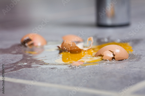 oeufs cassés sur le sol photo