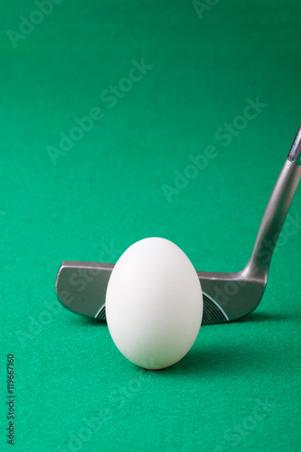 卵のボールとゴルフパター