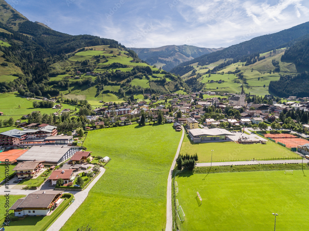  Luftaufnahme, Rauris, in Österreich, Bergdorf in den Alpen, Salzburg
