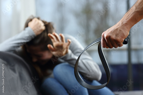 Foto Scared woman threatened by her husband