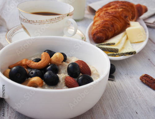 Oatmeal porridge with berries and nuts