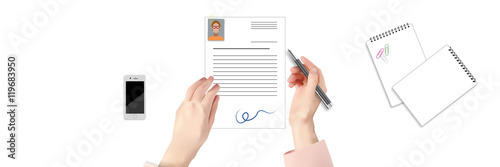 Anschreiben wird auf Schreibtisch unterzeichnet