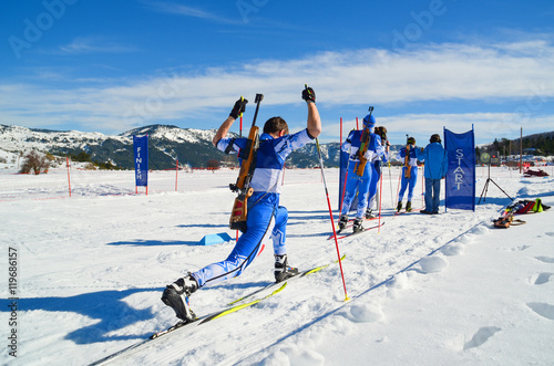 Foto ski biathlon athletes in start line waiting, Metsovo Ioannina Greece