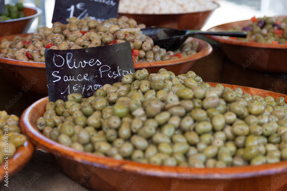 Oliven auf einem Wochenmarkt in Ajaccio, Korsika Oliven auf einem Wochenmarkt in Ajaccio, Korsika