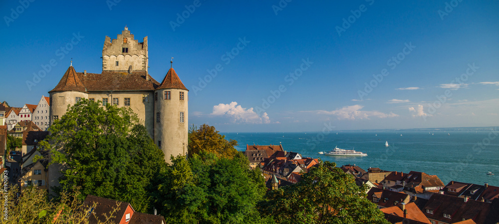 Obraz premium Burg Meersburg mit Panaorama Blick über den Bodensee im Sommer 