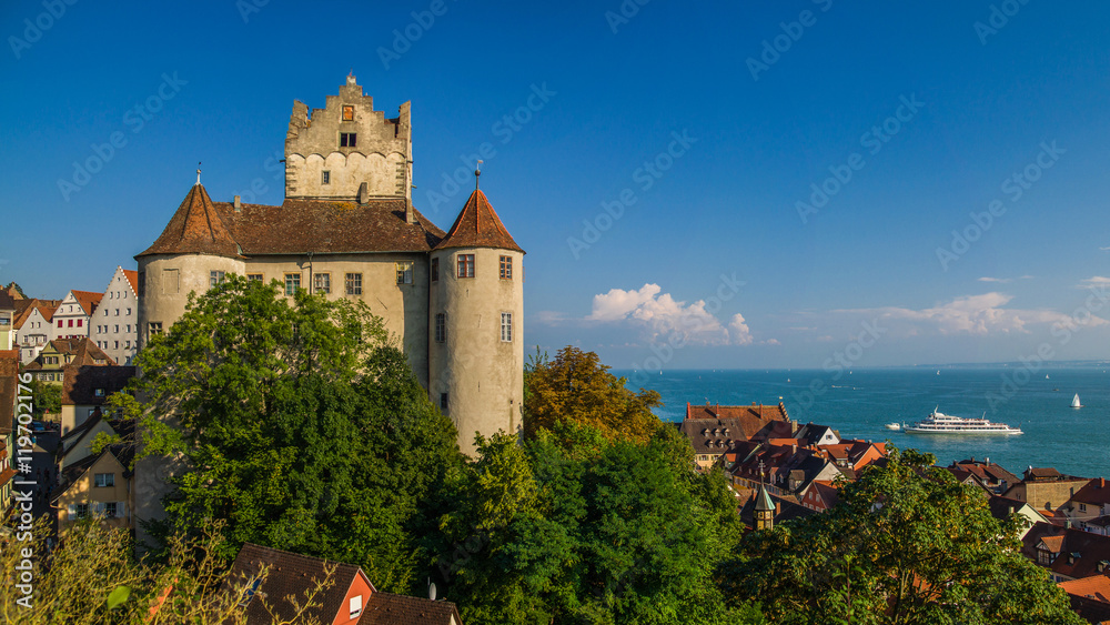 Burg Meersburg im Sommer mit schönem Blick auf den Bodensee
