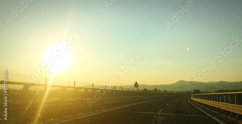 autostrada montagna tramonto