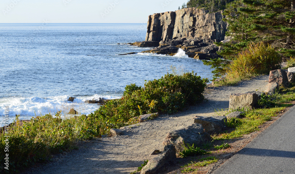 Obraz premium Hiking trails overlooking cliffs in Acadia National Park, Maine.
