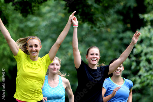 Frauen jubeln gemeinsam beim Laufen © grafikwerk21