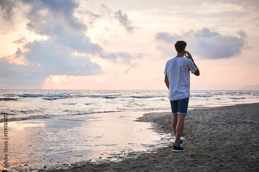 Ragazzo al tramonto in spiaggia Ragazzo al tramonto in spiaggia