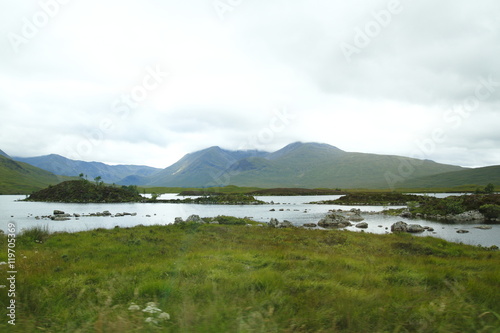 Schottische Highlands mit See und Bergen