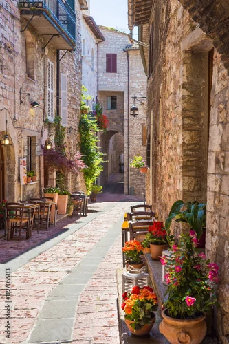 Obraz Typowa włoska restauracja w zabytkowej alei