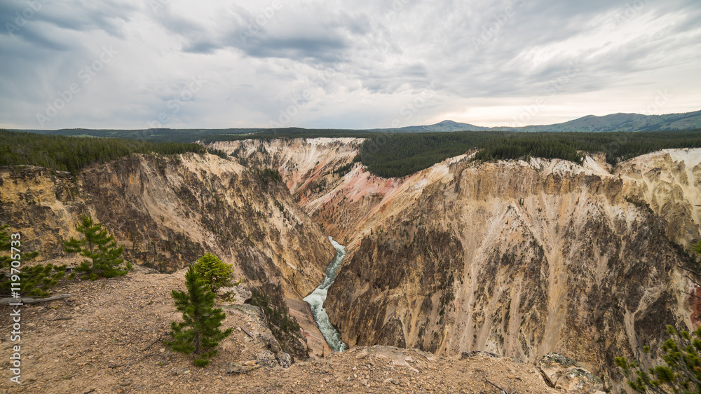 Obraz premium Amazing mountain landscape. Rocky walls along the Grand Canyon of the Yellowstone. Pelican Creek Nature Trail, Yellowstone National Park, Wyoming