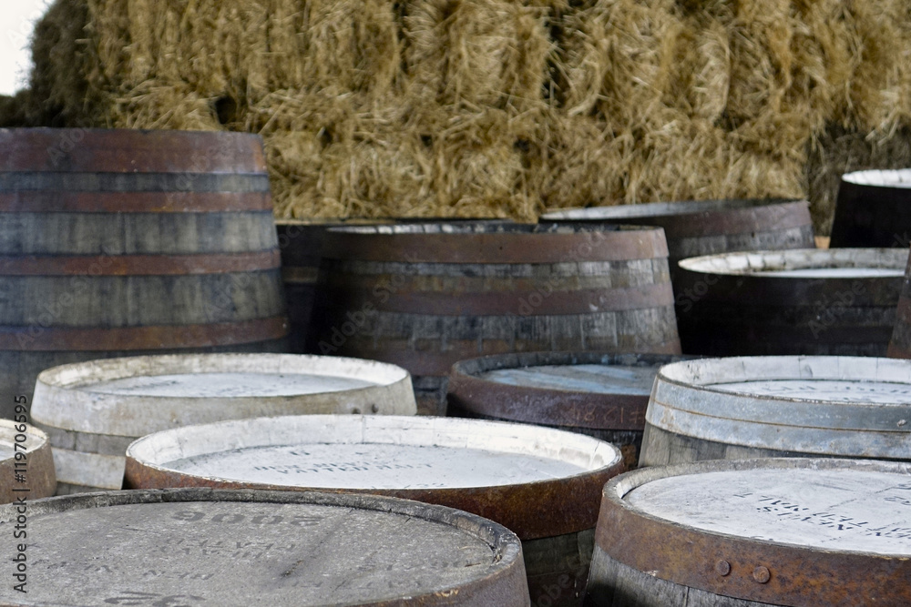 Whisky-Fässer in Schottland
