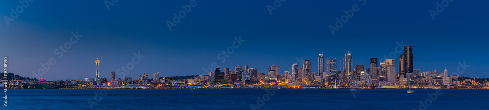 Fototapeta premium Seattle skyline in twilight with clear sky