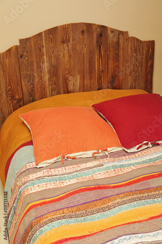 tête de lit en bois photo