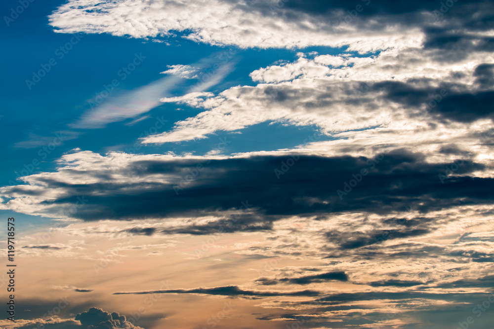 Obraz premium colorful dramatic sky with cloud at sunset