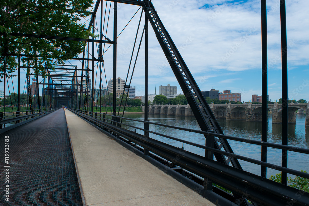 Obraz premium Walnut Street Bridge w Harrisburgu w Pensylwanii prowadzącej do miasta