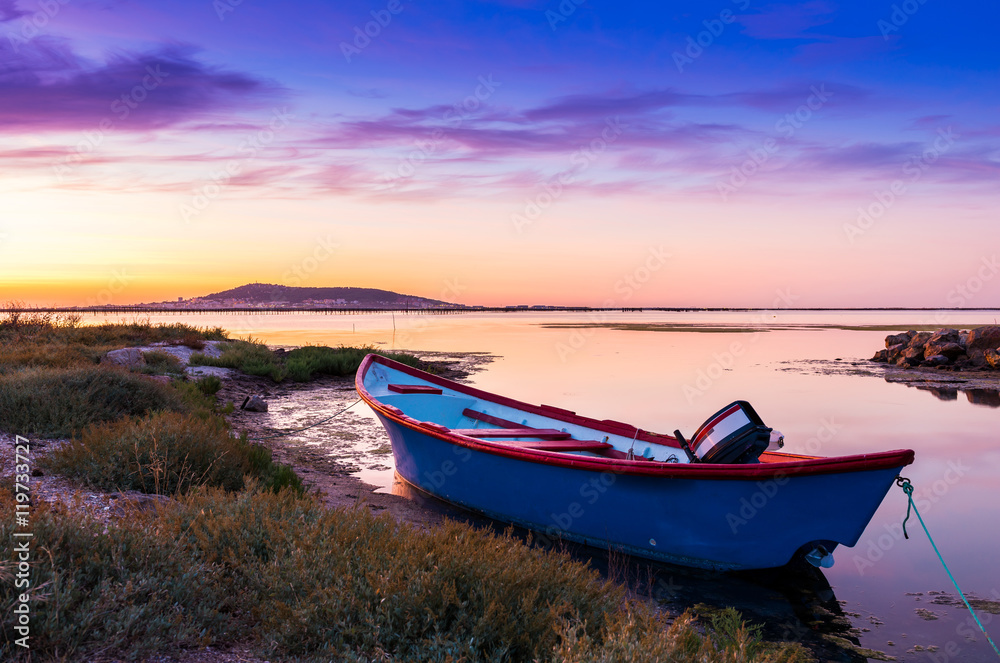 Lever du jour sur l'étang de Thau en Languedoc, Occitanie en France