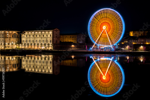Reflejo de la noria en el rio Garonne